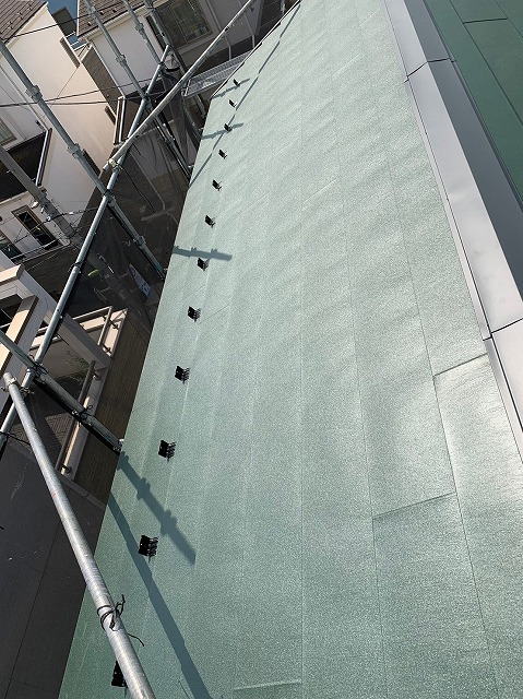 スレート屋根から横暖ルーフを使った屋根カバー工事を行いました！川口市屋根カバー工事　横暖ルーフαｓ　ニチハ　センタールーフ　スレートボロボロ　ガルバリウム鋼板　